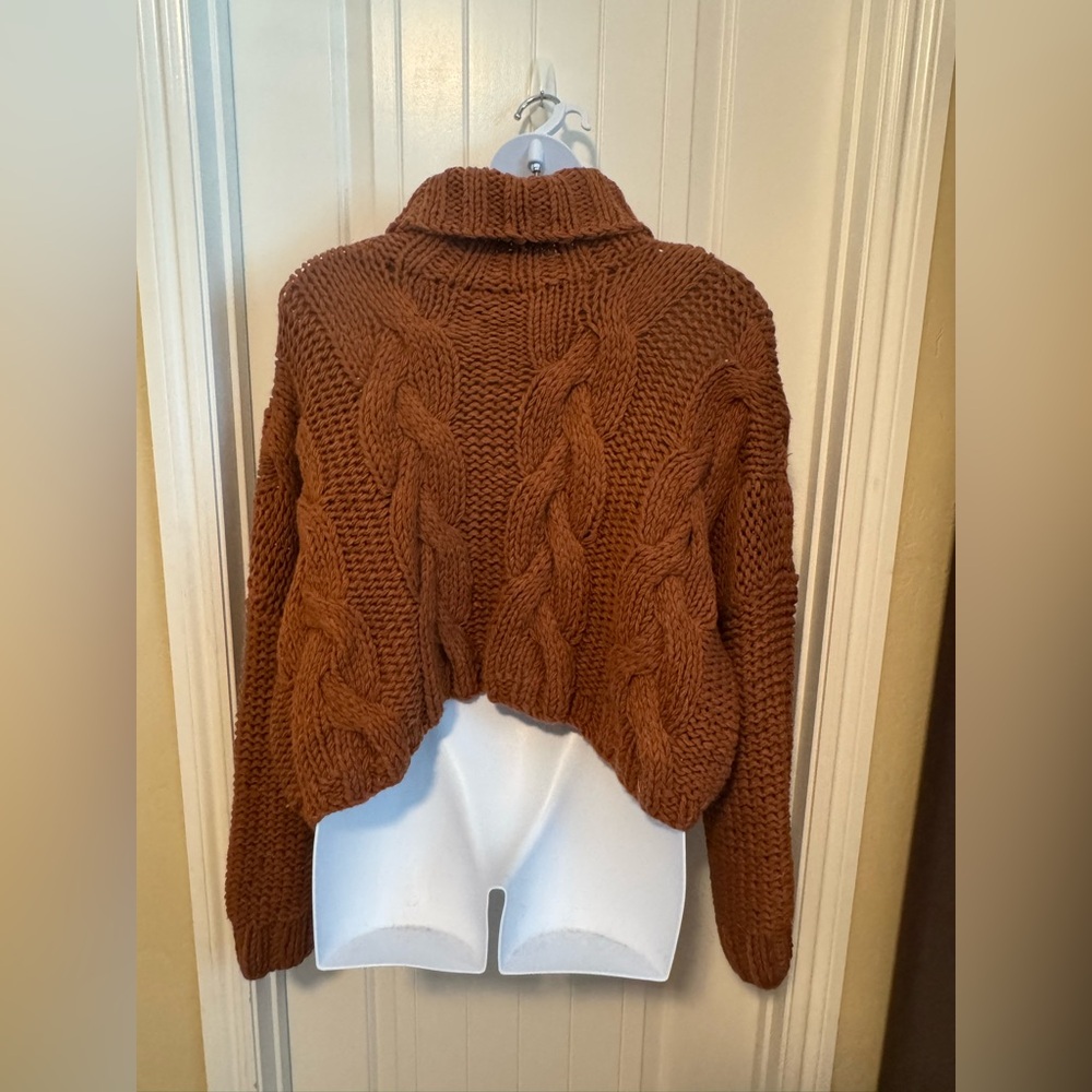 🍂 VICI Skylar Rose Cable Knit Cropped Turtleneck Sweater Size Large Cozy Caramel - Picture 6 of 8